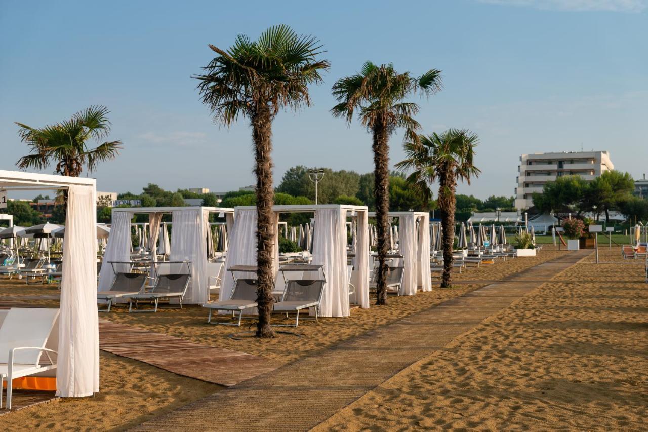 Savoy Beach Hotel & Thermal Spa Bibione Exterior photo Beach in Rimini
